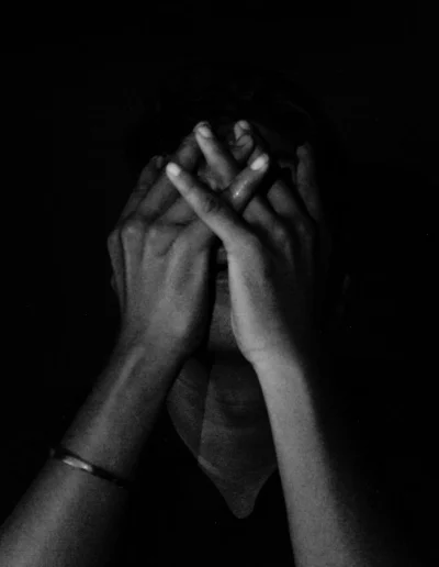 Manos tapándose la cara