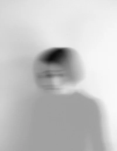 Silueta borrosa de una persona.