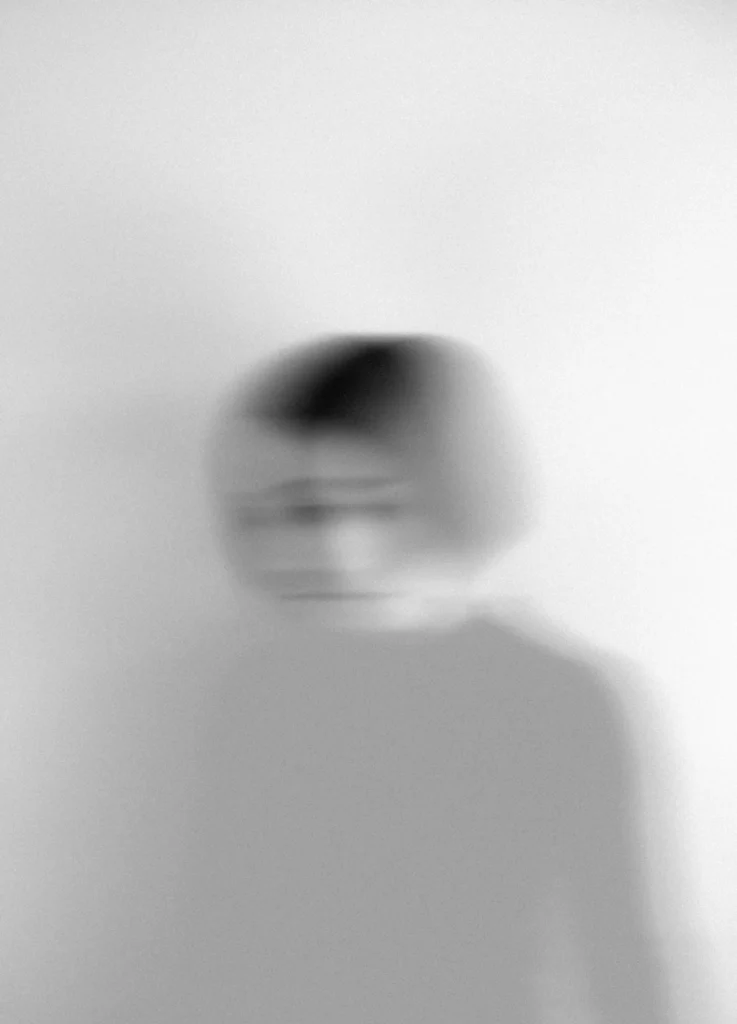 ansiedad-mente-y-vinculo-dra-alba-parra-gonzalez Silueta borrosa de una persona.