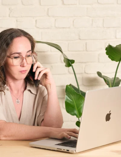 Mujer hablando por teléfono
