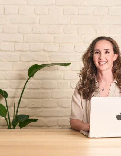 Mujer sentada Mirando al frente