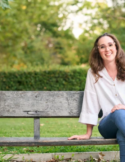 Mujer sentada en un banco