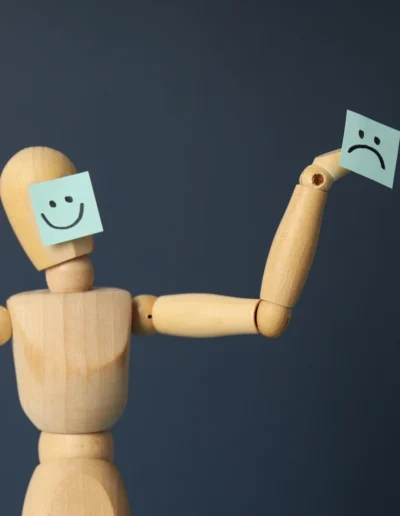 Muñeco con caras de emociones opuestas