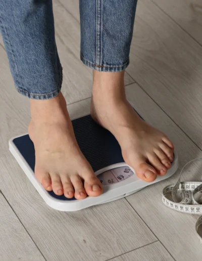 Persona encima de una báscula