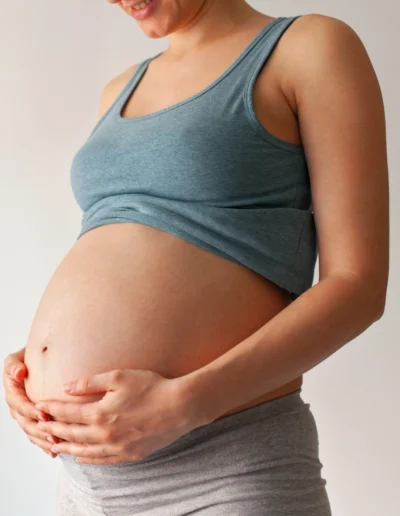 Chica embrazada abrazándose la barriga