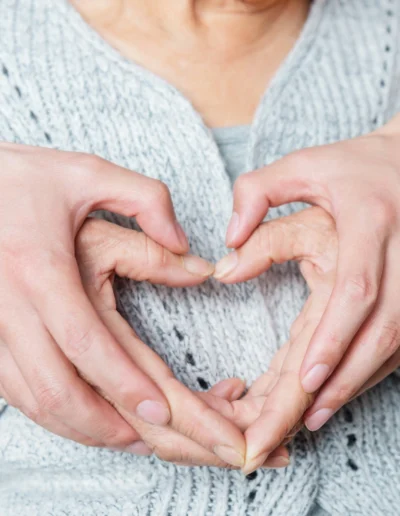 Manos formando silueta de un corazón