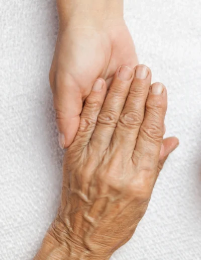 Manos de persona mayor