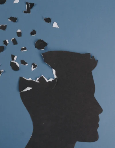 Cabeza rota, fragmentos volando.